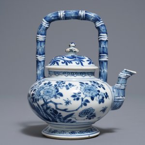 Une théière couverte en porcelaine de Chine bleu et blanc, Kangxi — photo 4