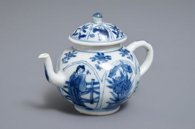 Une théière couverte en porcelaine de Chine bleu et blanc, Kangxi