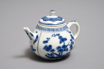 Une théière couverte en porcelaine de Chine bleu et blanc, Kangxi