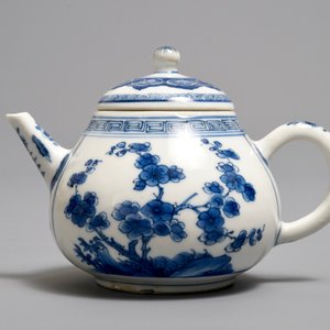 Une théière couverte en porcelaine de Chine bleu et blanc, Kangxi — photo 2