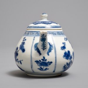 Une théière couverte en porcelaine de Chine bleu et blanc, Kangxi — photo 3
