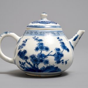 Une théière couverte en porcelaine de Chine bleu et blanc, Kangxi — photo 4