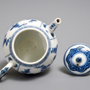 Une théière couverte en porcelaine de Chine bleu et blanc, Kangxi — photo 6