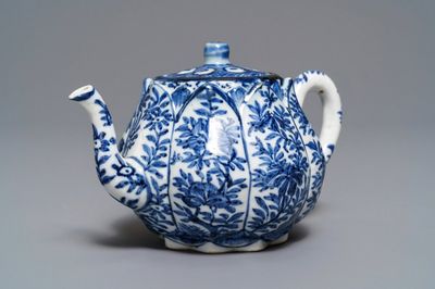 Une théière couverte en porcelaine de Chine bleu et blanc, Kangxi