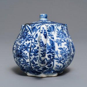 Une théière couverte en porcelaine de Chine bleu et blanc, Kangxi — photo 3