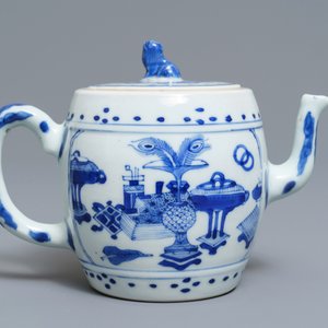 Une théière couverte en porcelaine de Chine bleu et blanc, Kangxi — photo 4