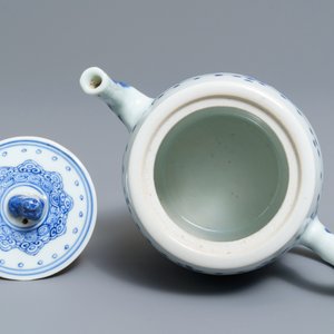Une théière couverte en porcelaine de Chine bleu et blanc, Kangxi — photo 6