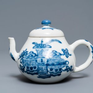Une théière couverte en porcelaine de Chine bleu et blanc, marque de Jiajing, Kangxi — photo 2