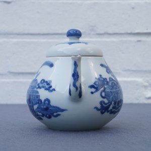 Une théière couverte en porcelaine de Chine bleu et blanc, marque de Jiajing, Kangxi — photo 9