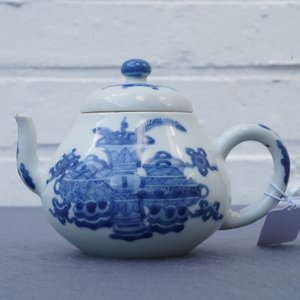 Une théière couverte en porcelaine de Chine bleu et blanc, marque de Jiajing, Kangxi — photo 10