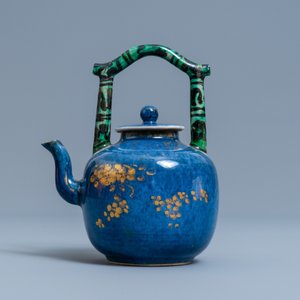 Une théière couverte en porcelaine de Chine bleu poudré à anse en biscuit émaillé vert, Kangxi — photo 2