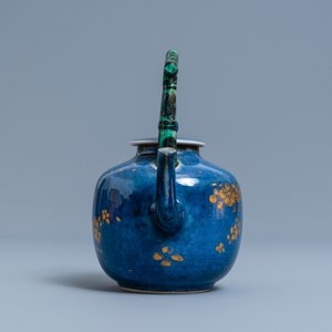Une théière couverte en porcelaine de Chine bleu poudré à anse en biscuit émaillé vert, Kangxi — photo 3