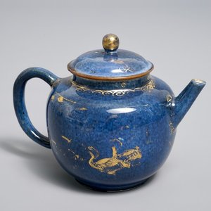 Une théière couverte en porcelaine de Chine bleu poudré et doré, Kangxi — photo 1