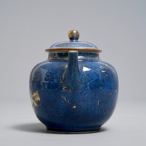 Une théière couverte en porcelaine de Chine bleu poudré et doré, Kangxi — photo 3