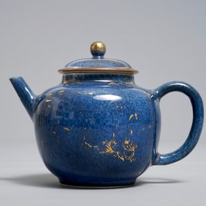 Une théière couverte en porcelaine de Chine bleu poudré et doré, Kangxi — photo 4