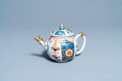 Une théière couverte en porcelaine de Chine de style Imari à monture dorée, Kangxi