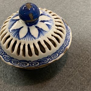 Une théière couverte en porcelaine de Chine en bleu et blanc à double paroi ajourée, époque Transition — photo 15