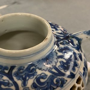 Une théière couverte en porcelaine de Chine en bleu et blanc à double paroi ajourée, époque Transition — photo 16
