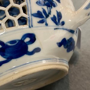 Une théière couverte en porcelaine de Chine en bleu et blanc à double paroi ajourée, époque Transition — photo 17