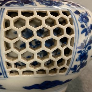 Une théière couverte en porcelaine de Chine en bleu et blanc à double paroi ajourée, époque Transition — photo 19