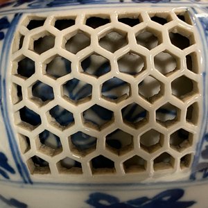 Une théière couverte en porcelaine de Chine en bleu et blanc à double paroi ajourée, époque Transition — photo 20