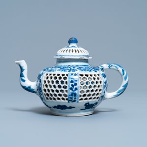 Une théière couverte en porcelaine de Chine en bleu et blanc à double paroi ajourée, époque Transition — photo 2