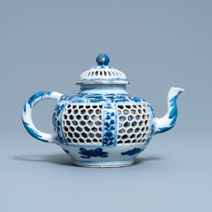 Une théière couverte en porcelaine de Chine en bleu et blanc à double paroi ajourée, époque Transition — photo 4