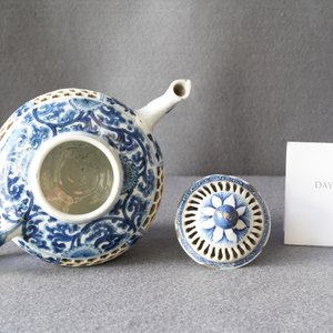 Une théière couverte en porcelaine de Chine en bleu et blanc à double paroi ajourée, époque Transition — photo 10