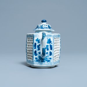 Une théière couverte en porcelaine de Chine en bleu et blanc à double paroi ajouré, Kangxi — photo 3