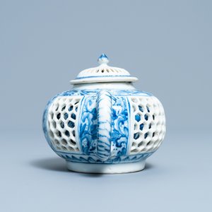 Une théière couverte en porcelaine de Chine en bleu et blanc à double parois ajouré, époque Transition — photo 3