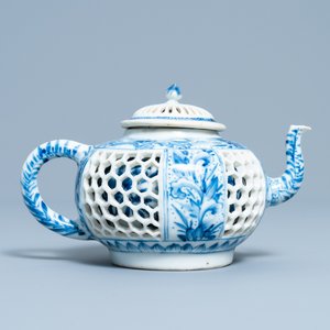 Une théière couverte en porcelaine de Chine en bleu et blanc à double parois ajouré, époque Transition — photo 4