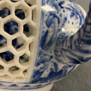 Une théière couverte en porcelaine de Chine en bleu et blanc à double parois ajouré, époque Transition — photo 9