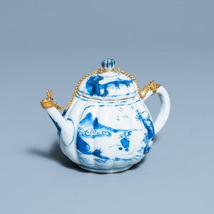 Une théière couverte en porcelaine de Chine en bleu et blanc à monture dorée, Kangxi — photo 1