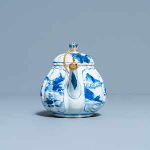 Une théière couverte en porcelaine de Chine en bleu et blanc à monture dorée, Kangxi — photo 5