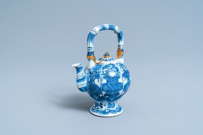 Une théière couverte en porcelaine de Chine en bleu et blanc à monture dorée, Kangxi