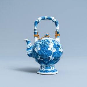 Une théière couverte en porcelaine de Chine en bleu et blanc à monture dorée, Kangxi — photo 2
