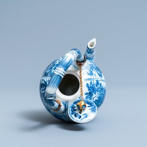 Une théière couverte en porcelaine de Chine en bleu et blanc à monture dorée, Kangxi — photo 6