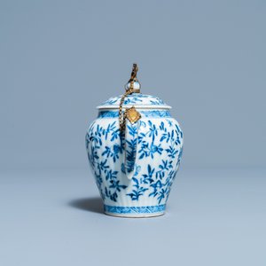 Une théière couverte en porcelaine de Chine en bleu et blanc à monture dorée, Kangxi — photo 3