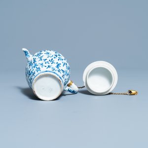 Une théière couverte en porcelaine de Chine en bleu et blanc à monture dorée, Kangxi — photo 6