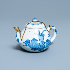 Une théière couverte en porcelaine de Chine en bleu et blanc à monture dorée, marque de Jiajing, Kangxi — photo 1