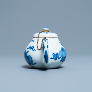 Une théière couverte en porcelaine de Chine en bleu et blanc à monture dorée, marque de Jiajing, Kangxi — photo 3