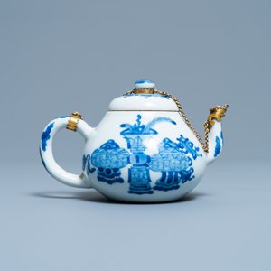 Une théière couverte en porcelaine de Chine en bleu et blanc à monture dorée, marque de Jiajing, Kangxi — photo 4