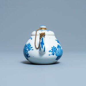 Une théière couverte en porcelaine de Chine en bleu et blanc à monture dorée, marque de Jiajing, Kangxi — photo 5