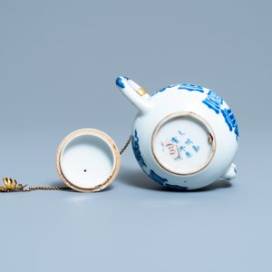 Une théière couverte en porcelaine de Chine en bleu et blanc à monture dorée, marque de Jiajing, Kangxi — photo 7