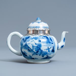 Une théière couverte en porcelaine de Chine en bleu et blanc à monture en argent, Kangxi — photo 4