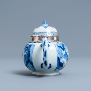 Une théière couverte en porcelaine de Chine en bleu et blanc à monture en argent, Kangxi — photo 5