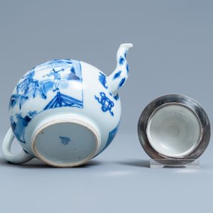 Une théière couverte en porcelaine de Chine en bleu et blanc à monture en argent, Kangxi — photo 7