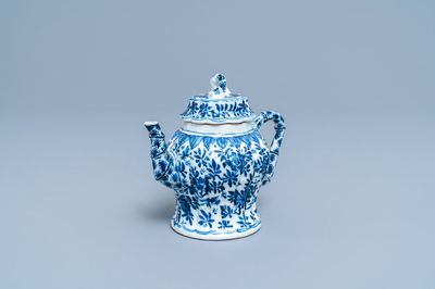 Une théière couverte en porcelaine de Chine en bleu et blanc en forme de bambou, Kangxi