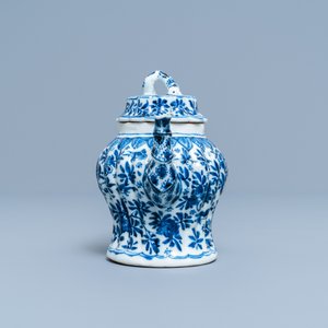 Une théière couverte en porcelaine de Chine en bleu et blanc en forme de bambou, Kangxi — photo 3