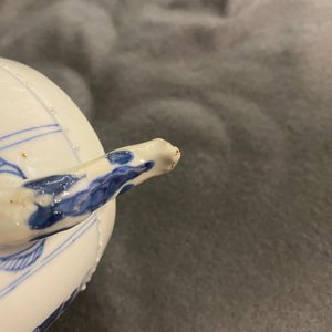 Une théière couverte en porcelaine de Chine en bleu et blanc, Kangxi — photo 23